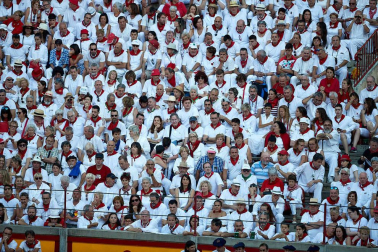Público asistente a la Plaza de Toros de Pamplona durante la octava corrida de la Feria del Toro 2019 con la ganadería de Miura para los diestros Rafaelillo, Octavio Chacón y Juan Leal.