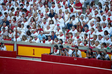 Público asistente a la Plaza de Toros de Pamplona durante la octava corrida de la Feria del Toro 2019 con la ganadería de Miura para los diestros Rafaelillo, Octavio Chacón y Juan Leal.
