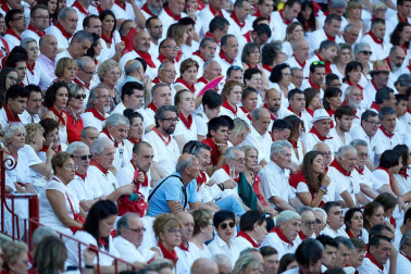 Público asistente a la Plaza de Toros de Pamplona durante la octava corrida de la Feria del Toro 2019 con la ganadería de Miura para los diestros Rafaelillo, Octavio Chacón y Juan Leal.
