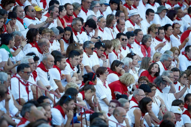 Público asistente a la Plaza de Toros de Pamplona durante la octava corrida de la Feria del Toro 2019 con la ganadería de Miura para los diestros Rafaelillo, Octavio Chacón y Juan Leal.