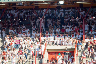 Público asistente a la Plaza de Toros de Pamplona durante la octava corrida de la Feria del Toro 2019 con la ganadería de Miura para los diestros Rafaelillo, Octavio Chacón y Juan Leal.