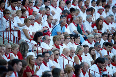 Público asistente a la Plaza de Toros de Pamplona durante la octava corrida de la Feria del Toro 2019 con la ganadería de Miura para los diestros Rafaelillo, Octavio Chacón y Juan Leal.