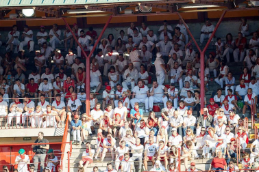 Público asistente a la Plaza de Toros de Pamplona durante la octava corrida de la Feria del Toro 2019 con la ganadería de Miura para los diestros Rafaelillo, Octavio Chacón y Juan Leal.