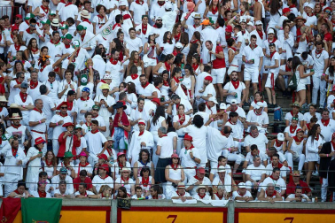 Público asistente a la Plaza de Toros de Pamplona durante la octava corrida de la Feria del Toro 2019 con la ganadería de Miura para los diestros Rafaelillo, Octavio Chacón y Juan Leal.
