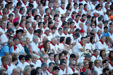 Público asistente a la Plaza de Toros de Pamplona durante la octava corrida de la Feria del Toro 2019 con la ganadería de Miura para los diestros Rafaelillo, Octavio Chacón y Juan Leal.