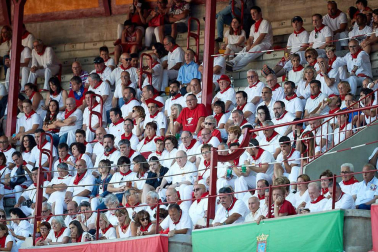 Público asistente a la Plaza de Toros de Pamplona durante la octava corrida de la Feria del Toro 2019 con la ganadería de Miura para los diestros Rafaelillo, Octavio Chacón y Juan Leal.