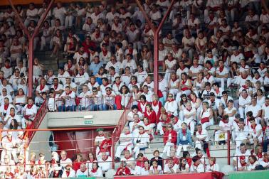 Público asistente a la Plaza de Toros de Pamplona durante la octava corrida de la Feria del Toro 2019 con la ganadería de Miura para los diestros Rafaelillo, Octavio Chacón y Juan Leal.
