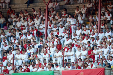 Público asistente a la Plaza de Toros de Pamplona durante la octava corrida de la Feria del Toro 2019 con la ganadería de Miura para los diestros Rafaelillo, Octavio Chacón y Juan Leal.