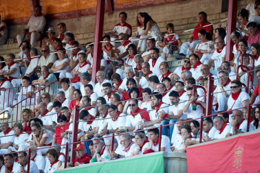 Público asistente a la Plaza de Toros de Pamplona durante la octava corrida de la Feria del Toro 2019 con la ganadería de Miura para los diestros Rafaelillo, Octavio Chacón y Juan Leal.