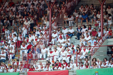 Público asistente a la Plaza de Toros de Pamplona durante la octava corrida de la Feria del Toro 2019 con la ganadería de Miura para los diestros Rafaelillo, Octavio Chacón y Juan Leal.