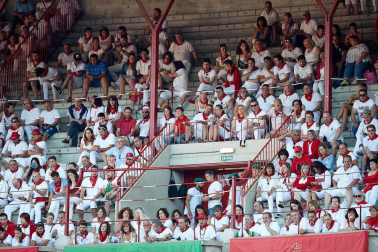 Público asistente a la Plaza de Toros de Pamplona durante la octava corrida de la Feria del Toro 2019 con la ganadería de Miura para los diestros Rafaelillo, Octavio Chacón y Juan Leal.