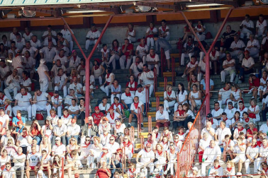 Público asistente a la Plaza de Toros de Pamplona durante la octava corrida de la Feria del Toro 2019 con la ganadería de Miura para los diestros Rafaelillo, Octavio Chacón y Juan Leal.