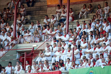 Público asistente a la Plaza de Toros de Pamplona durante la octava corrida de la Feria del Toro 2019 con la ganadería de Miura para los diestros Rafaelillo, Octavio Chacón y Juan Leal.