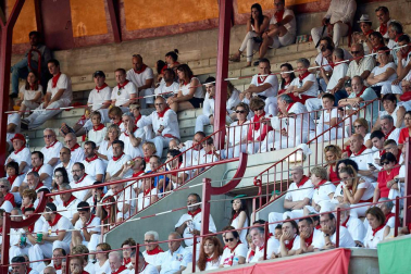 Público asistente a la Plaza de Toros de Pamplona durante la octava corrida de la Feria del Toro 2019 con la ganadería de Miura para los diestros Rafaelillo, Octavio Chacón y Juan Leal.