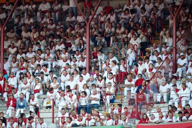 Público asistente a la Plaza de Toros de Pamplona durante la octava corrida de la Feria del Toro 2019 con la ganadería de Miura para los diestros Rafaelillo, Octavio Chacón y Juan Leal.