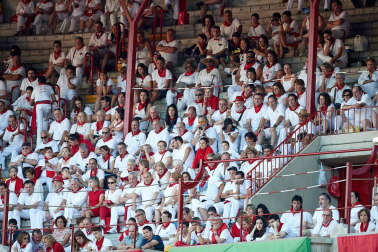 Público asistente a la Plaza de Toros de Pamplona durante la octava corrida de la Feria del Toro 2019 con la ganadería de Miura para los diestros Rafaelillo, Octavio Chacón y Juan Leal.