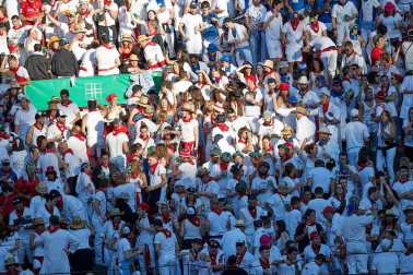 Público asistente a la Plaza de Toros de Pamplona durante la octava corrida de la Feria del Toro 2019 con la ganadería de Miura para los diestros Rafaelillo, Octavio Chacón y Juan Leal.