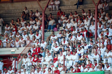 Público asistente a la Plaza de Toros de Pamplona durante la octava corrida de la Feria del Toro 2019 con la ganadería de Miura para los diestros Rafaelillo, Octavio Chacón y Juan Leal.