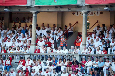Público asistente a la Plaza de Toros de Pamplona durante la octava corrida de la Feria del Toro 2019 con la ganadería de Miura para los diestros Rafaelillo, Octavio Chacón y Juan Leal.