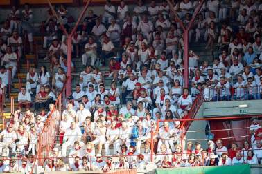 Público asistente a la Plaza de Toros de Pamplona durante la octava corrida de la Feria del Toro 2019 con la ganadería de Miura para los diestros Rafaelillo, Octavio Chacón y Juan Leal.