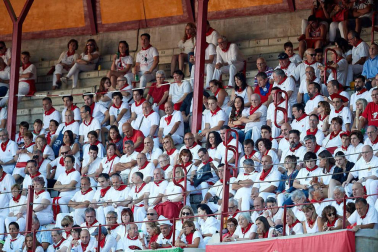 Público asistente a la Plaza de Toros de Pamplona durante la octava corrida de la Feria del Toro 2019 con la ganadería de Miura para los diestros Rafaelillo, Octavio Chacón y Juan Leal.