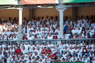 Público asistente a la Plaza de Toros de Pamplona durante la octava corrida de la Feria del Toro 2019 con la ganadería de Miura para los diestros Rafaelillo, Octavio Chacón y Juan Leal.