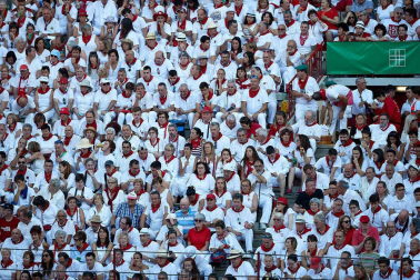 Público asistente a la Plaza de Toros de Pamplona durante la octava corrida de la Feria del Toro 2019 con la ganadería de Miura para los diestros Rafaelillo, Octavio Chacón y Juan Leal.