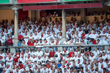 Público asistente a la Plaza de Toros de Pamplona durante la octava corrida de la Feria del Toro 2019 con la ganadería de Miura para los diestros Rafaelillo, Octavio Chacón y Juan Leal.