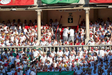 Público asistente a la Plaza de Toros de Pamplona durante la octava corrida de la Feria del Toro 2019 con la ganadería de Miura para los diestros Rafaelillo, Octavio Chacón y Juan Leal.