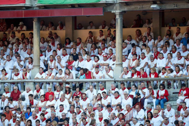 Público asistente a la Plaza de Toros de Pamplona durante la octava corrida de la Feria del Toro 2019 con la ganadería de Miura para los diestros Rafaelillo, Octavio Chacón y Juan Leal.