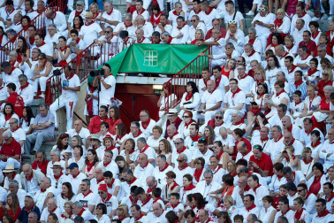 Público asistente a la Plaza de Toros de Pamplona durante la octava corrida de la Feria del Toro 2019 con la ganadería de Miura para los diestros Rafaelillo, Octavio Chacón y Juan Leal.