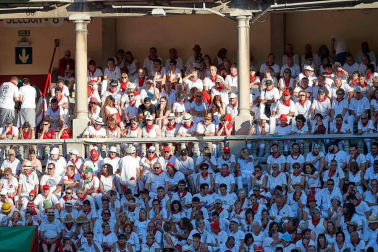 Público asistente a la Plaza de Toros de Pamplona durante la octava corrida de la Feria del Toro 2019 con la ganadería de Miura para los diestros Rafaelillo, Octavio Chacón y Juan Leal.