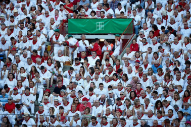 Público asistente a la Plaza de Toros de Pamplona durante la octava corrida de la Feria del Toro 2019 con la ganadería de Miura para los diestros Rafaelillo, Octavio Chacón y Juan Leal.