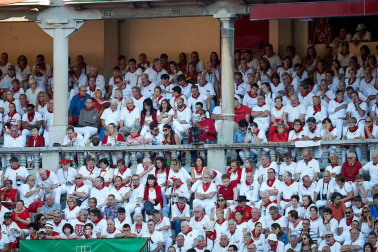 Público asistente a la Plaza de Toros de Pamplona durante la octava corrida de la Feria del Toro 2019 con la ganadería de Miura para los diestros Rafaelillo, Octavio Chacón y Juan Leal.