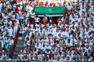 Público asistente a la Plaza de Toros de Pamplona durante la octava corrida de la Feria del Toro 2019 con la ganadería de Miura para los diestros Rafaelillo, Octavio Chacón y Juan Leal.