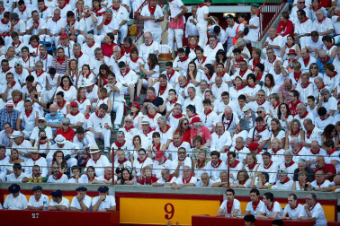 Público asistente a la Plaza de Toros de Pamplona durante la octava corrida de la Feria del Toro 2019 con la ganadería de Miura para los diestros Rafaelillo, Octavio Chacón y Juan Leal.
