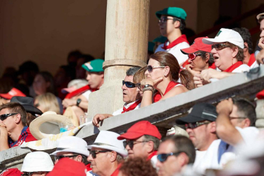 Público asistente a la Plaza de Toros de Pamplona durante la octava corrida de la Feria del Toro 2019 con la ganadería de Miura para los diestros Rafaelillo, Octavio Chacón y Juan Leal.