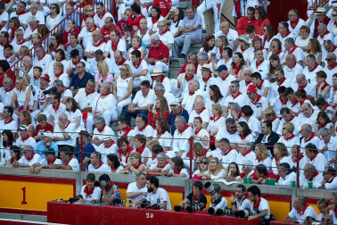 Público asistente a la Plaza de Toros de Pamplona durante la octava corrida de la Feria del Toro 2019 con la ganadería de Miura para los diestros Rafaelillo, Octavio Chacón y Juan Leal.