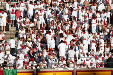 Público asistente a la Plaza de Toros de Pamplona durante la octava corrida de la Feria del Toro 2019 con la ganadería de Miura para los diestros Rafaelillo, Octavio Chacón y Juan Leal.