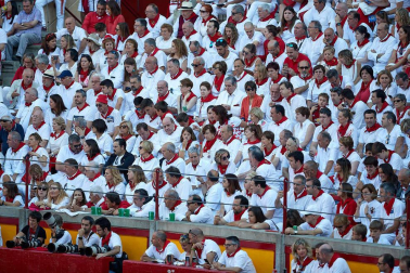 Público asistente a la Plaza de Toros de Pamplona durante la octava corrida de la Feria del Toro 2019 con la ganadería de Miura para los diestros Rafaelillo, Octavio Chacón y Juan Leal.
