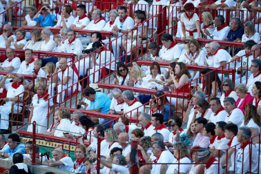 Público asistente a la Plaza de Toros de Pamplona durante la octava corrida de la Feria del Toro 2019 con la ganadería de Miura para los diestros Rafaelillo, Octavio Chacón y Juan Leal.