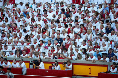 Público asistente a la Plaza de Toros de Pamplona durante la octava corrida de la Feria del Toro 2019 con la ganadería de Miura para los diestros Rafaelillo, Octavio Chacón y Juan Leal.
