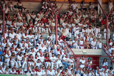 Público asistente a la Plaza de Toros de Pamplona durante la octava corrida de la Feria del Toro 2019 con la ganadería de Miura para los diestros Rafaelillo, Octavio Chacón y Juan Leal.