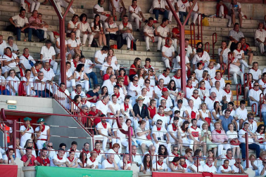 Público asistente a la Plaza de Toros de Pamplona durante la octava corrida de la Feria del Toro 2019 con la ganadería de Miura para los diestros Rafaelillo, Octavio Chacón y Juan Leal.