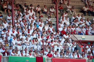 Público asistente a la Plaza de Toros de Pamplona durante la octava corrida de la Feria del Toro 2019 con la ganadería de Miura para los diestros Rafaelillo, Octavio Chacón y Juan Leal.
