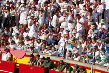 Público asistente a la Plaza de Toros de Pamplona durante la octava corrida de la Feria del Toro 2019 con la ganadería de Miura para los diestros Rafaelillo, Octavio Chacón y Juan Leal.