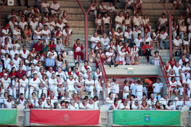Público asistente a la Plaza de Toros de Pamplona durante la octava corrida de la Feria del Toro 2019 con la ganadería de Miura para los diestros Rafaelillo, Octavio Chacón y Juan Leal.
