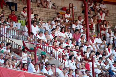 Público asistente a la Plaza de Toros de Pamplona durante la octava corrida de la Feria del Toro 2019 con la ganadería de Miura para los diestros Rafaelillo, Octavio Chacón y Juan Leal.