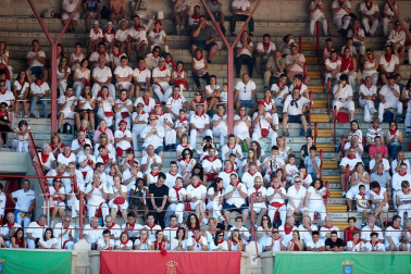 Público asistente a la Plaza de Toros de Pamplona durante la octava corrida de la Feria del Toro 2019 con la ganadería de Miura para los diestros Rafaelillo, Octavio Chacón y Juan Leal.