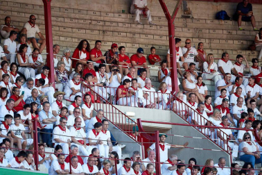 Público asistente a la Plaza de Toros de Pamplona durante la octava corrida de la Feria del Toro 2019 con la ganadería de Miura para los diestros Rafaelillo, Octavio Chacón y Juan Leal.